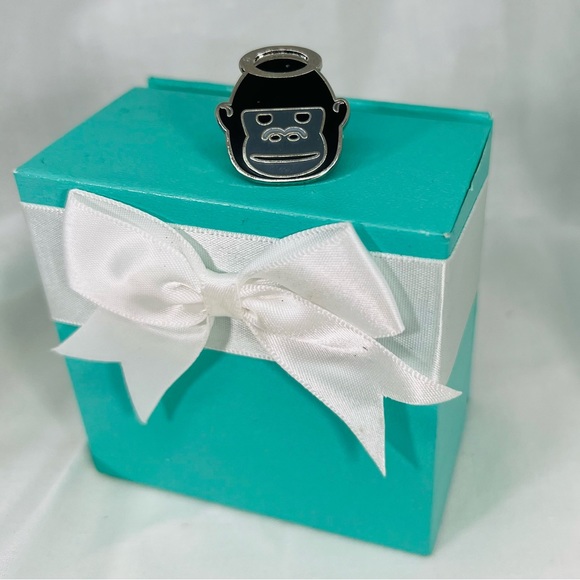 Harambe Memorial Remembrance Souvenir Sympathy Pin - Picture 6 of 9